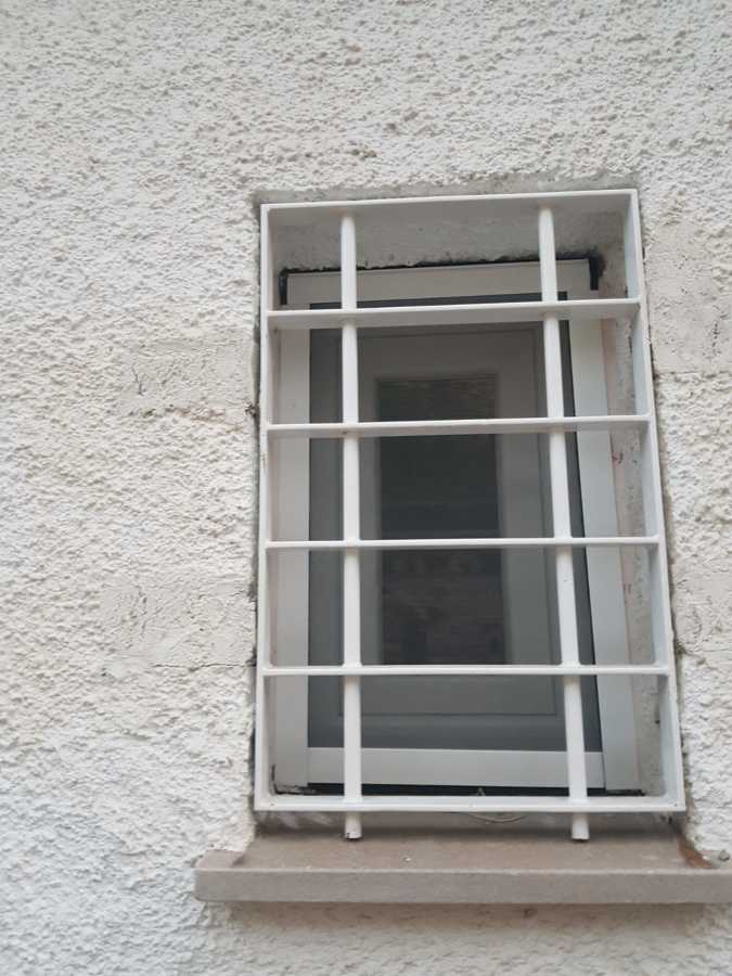 ventana de pvc y reja