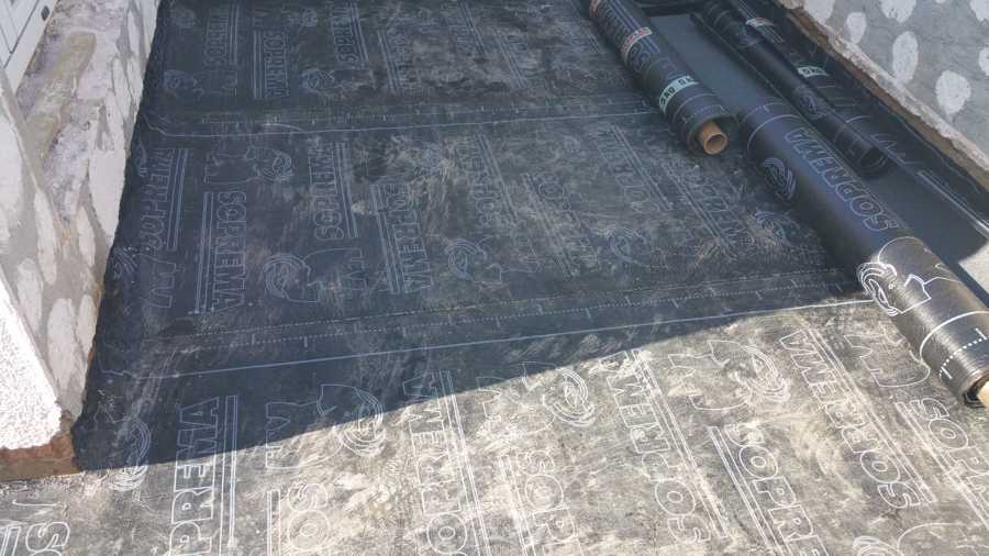 Obra de revestimiento con azulejo e impermeabilización de una terraza