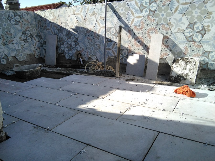 Obra de revestimiento con azulejo e impermeabilización de una terraza