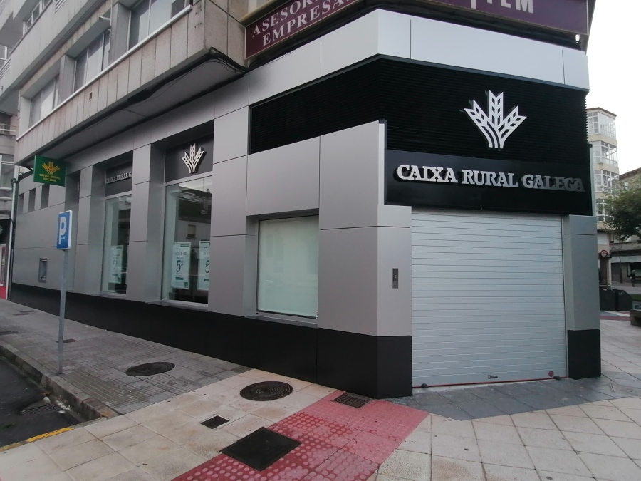 Fachada técnica de aluminio y carpintería en Oficina Comercial