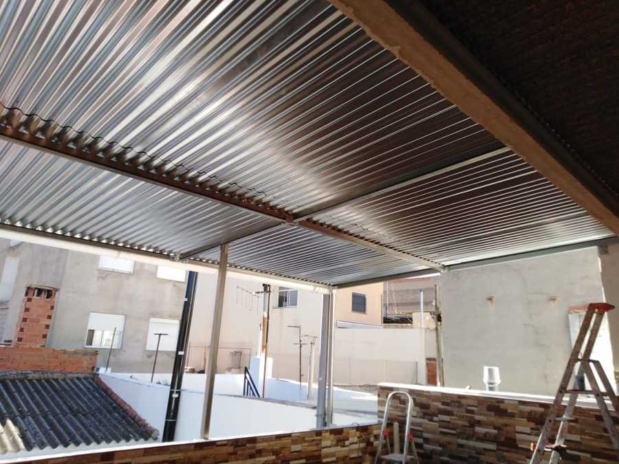 Tejado de lámina galvanizada  y estructura metálica