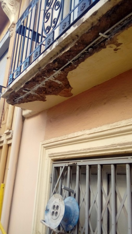 Restauración de balcón en fachada