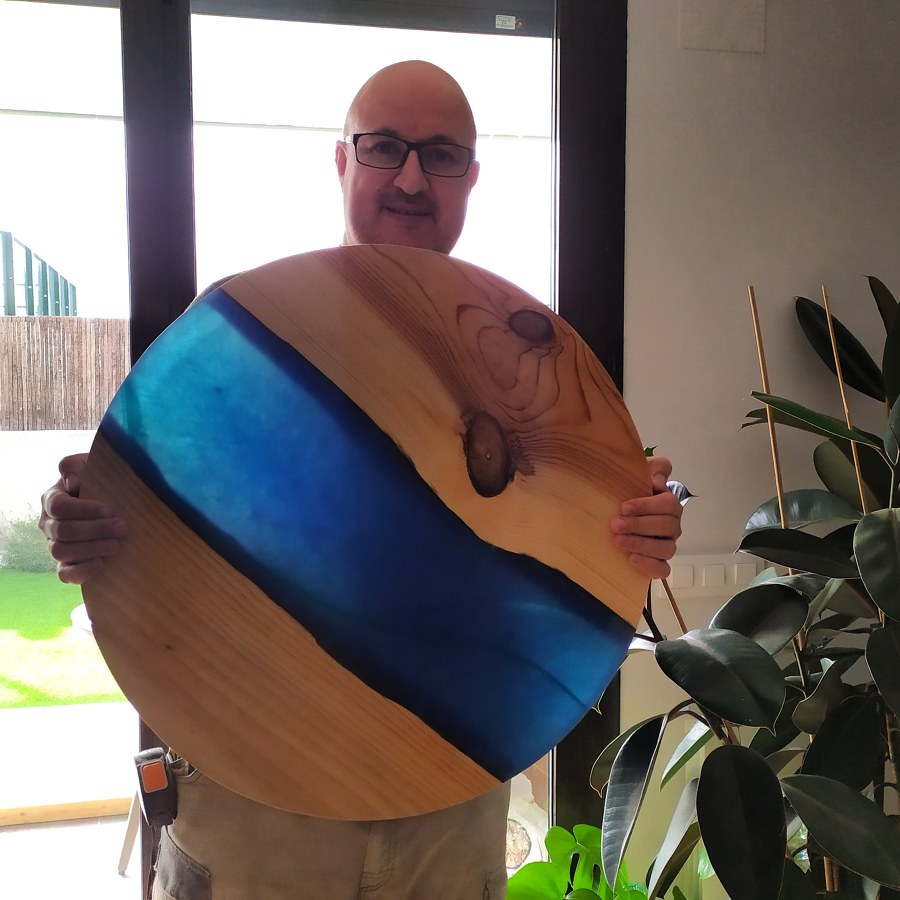 Mesa con resina y madera