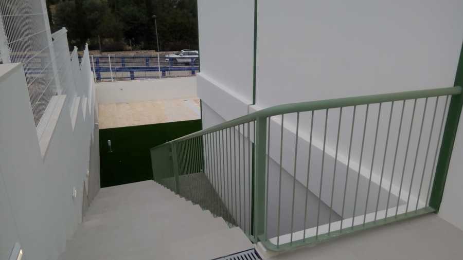 Barandilla tubular con barrote guiado