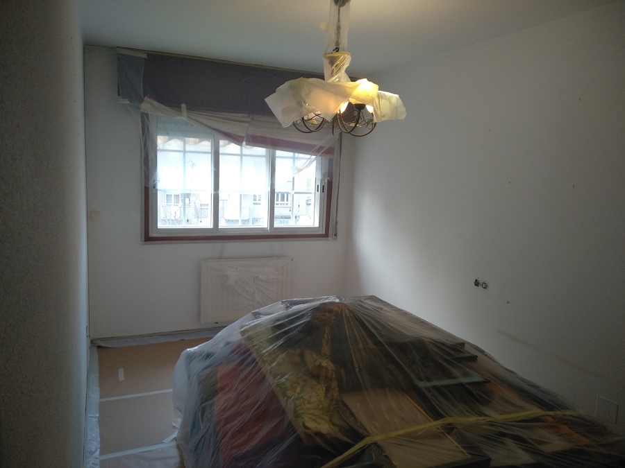 Habitación tapada y preparada para pintar