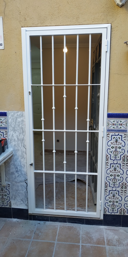 Reja barrote macizo y dos cerraduras