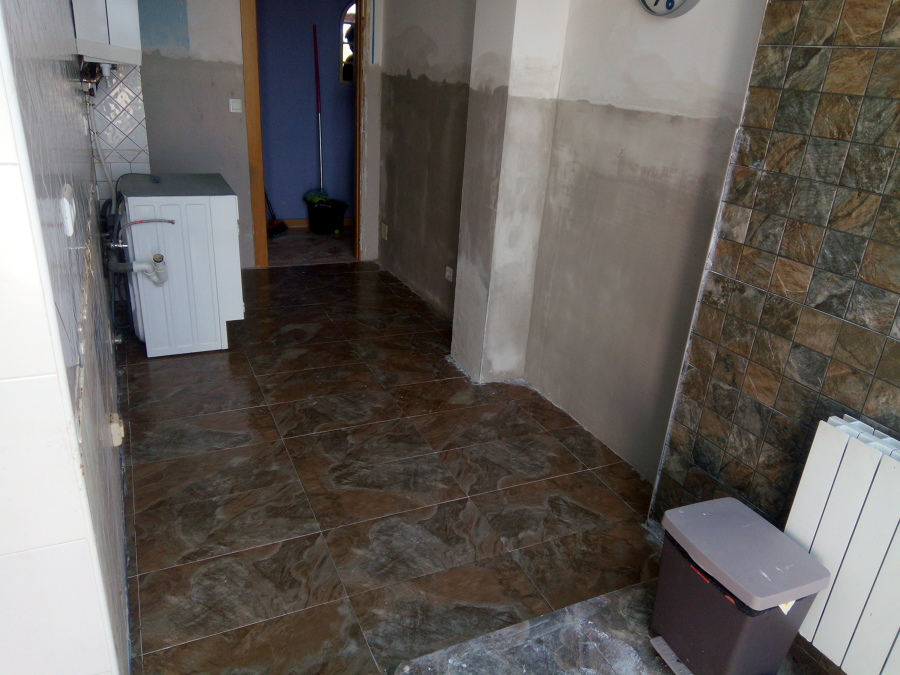 Enlucido de yeso de bajo de paredes