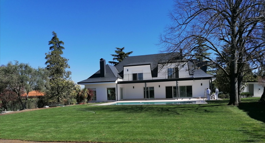 Instalación de césped natural en tepes