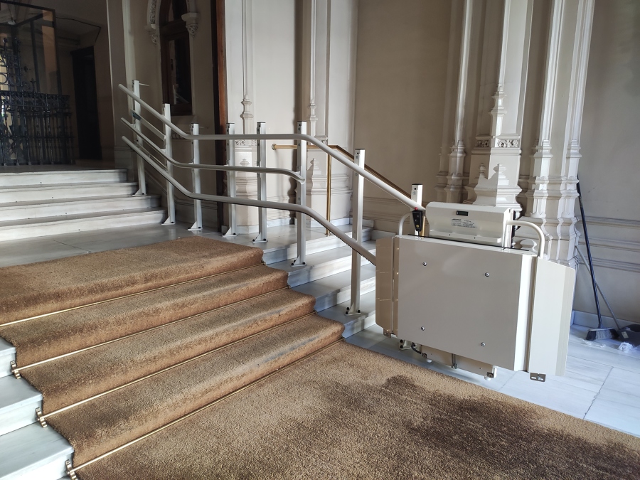 Plataforma salvaescaleras curva