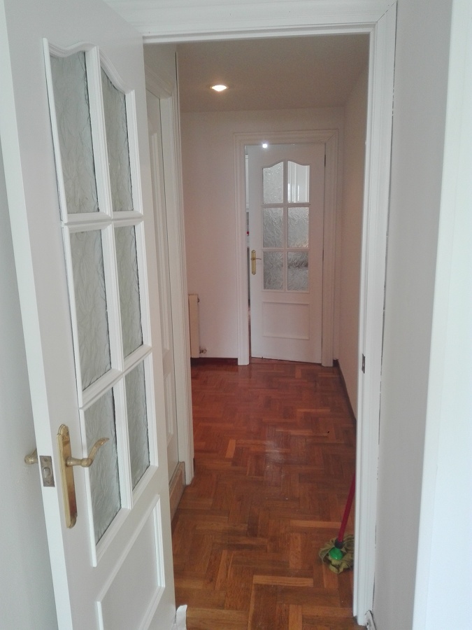 Pintura de pasillo y puertas en blanco