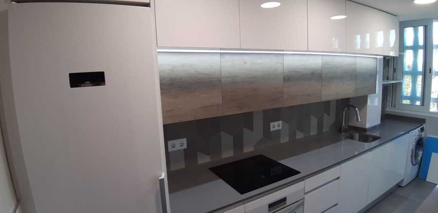 Muebles altos con distinto fondo.
