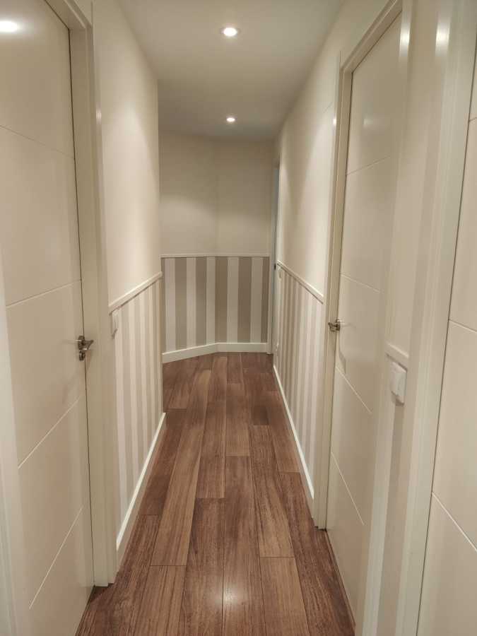 ZOCALO DE PAPEL PINTADO EN PASILLO