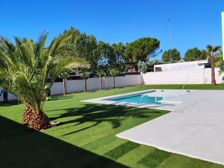 JARDINES Y PISCINA DE PAVIMENTO PORCELÁNICO