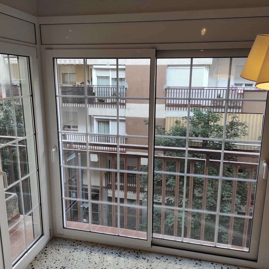 Composición en esquina en aluminio blanco