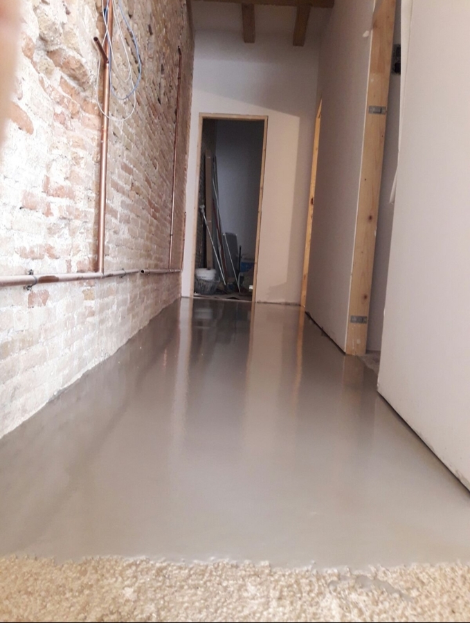 Nivelados y alisados de suelos y soleras.