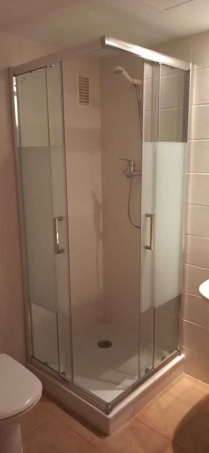 Instalación mampara esquinera