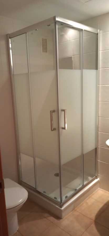 Instalación mampara esquinera