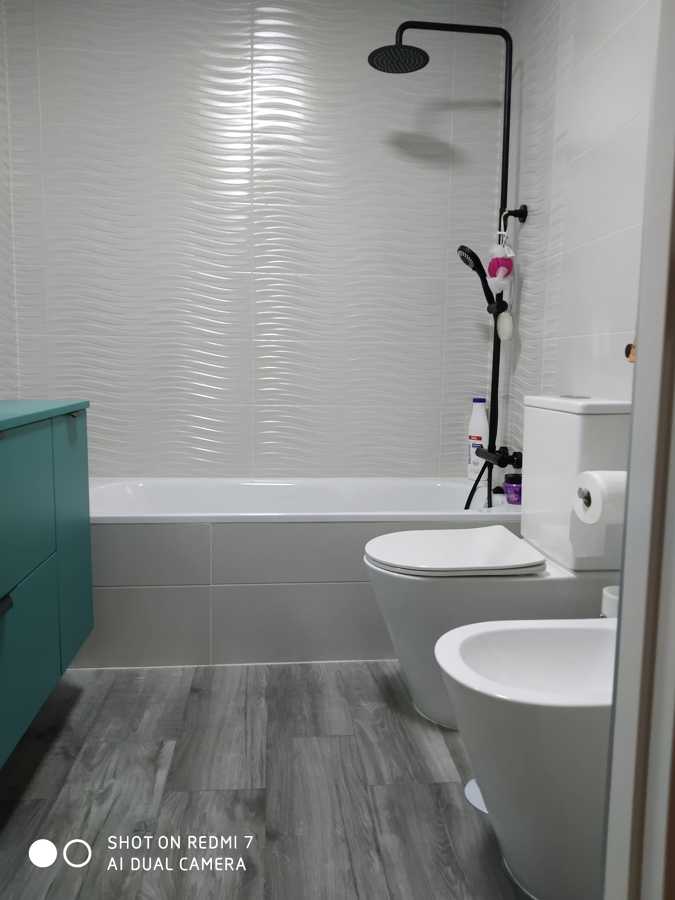 Baño completo con grifería negra