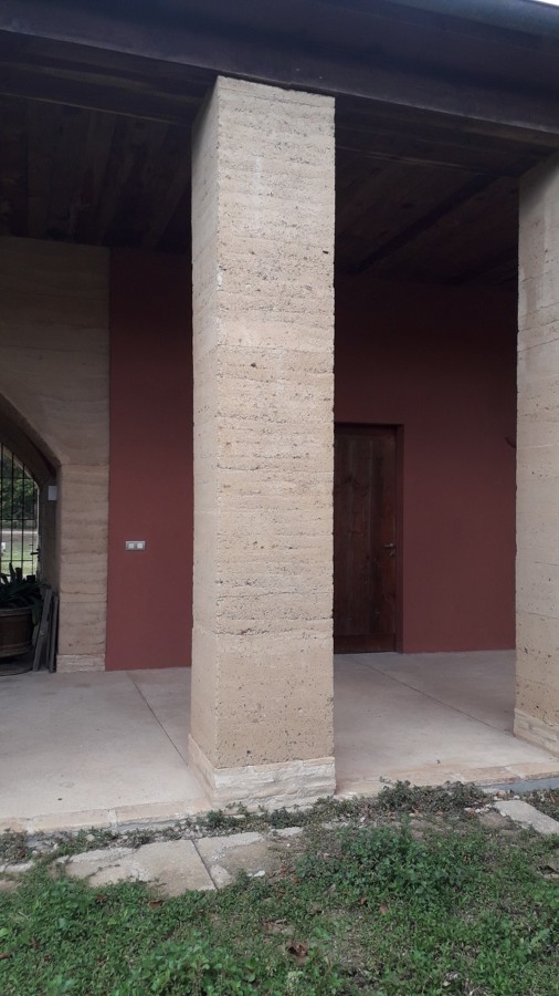 Formacion de pilar de tierra prensada con base de obra vista