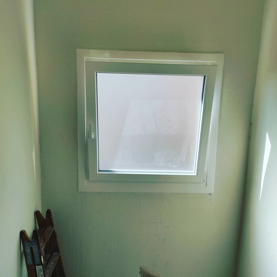 Reforma por ventana de PVC blanco