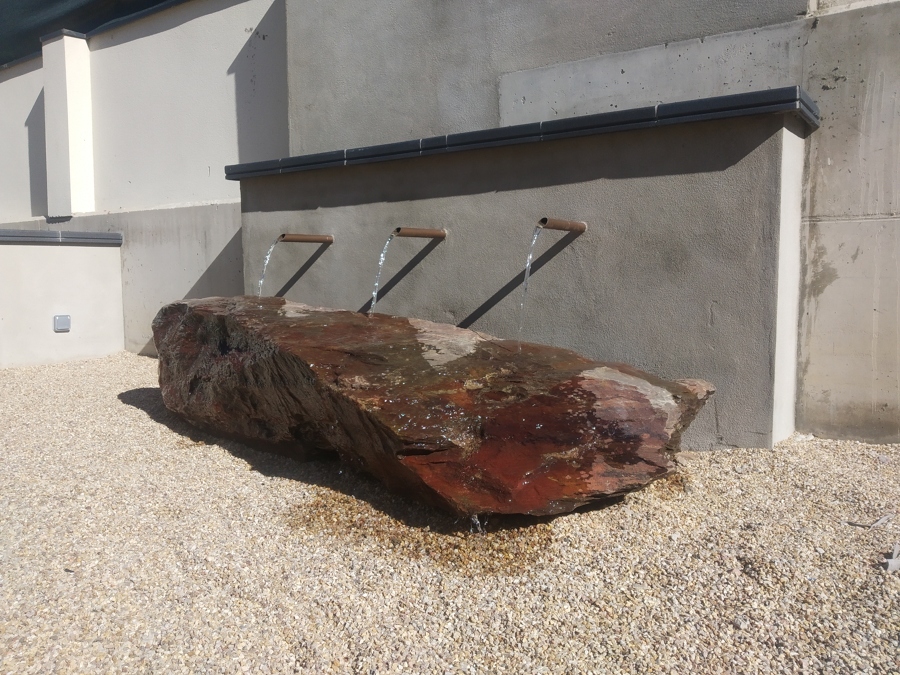 Piedra fuente del jardín