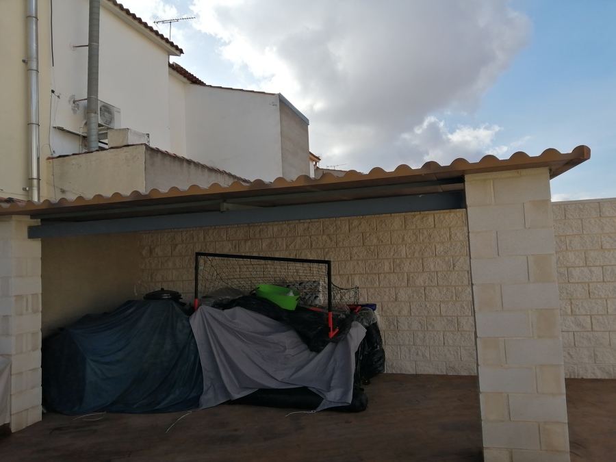 Cubierta de porche con teja sándwich envejecida