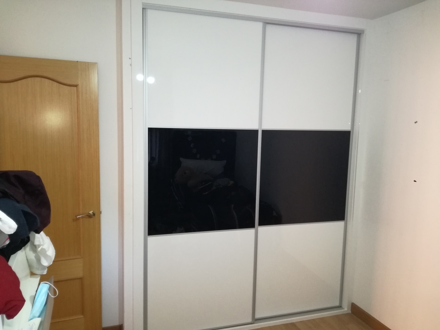 Armario de puertas correderas estilo japones, en lux blanco y cristal lacado negro