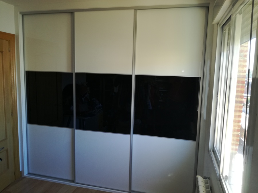 Armario empotrado de correderas estilo japones, en luxe blanco y cristal lacado negro