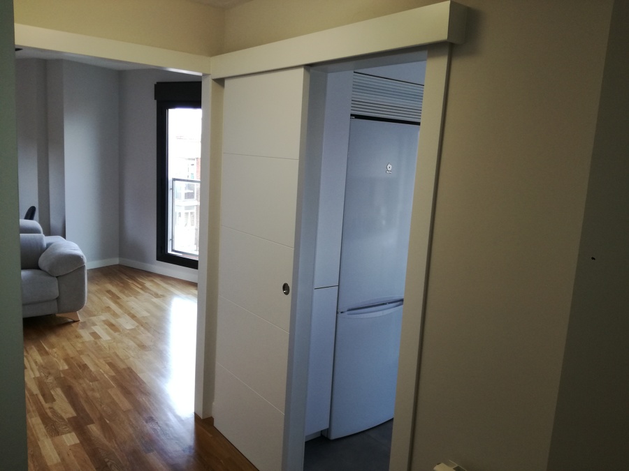 Puerta corredera con guia exterior, forro de marco sin puertas