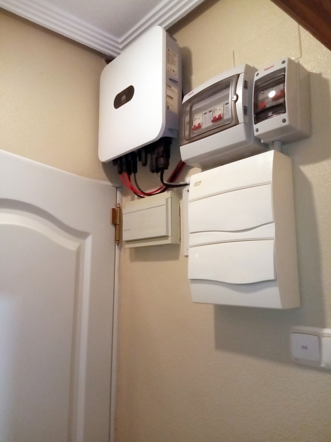 Inversor Huawei 5 kw y cuadros de seguridad.