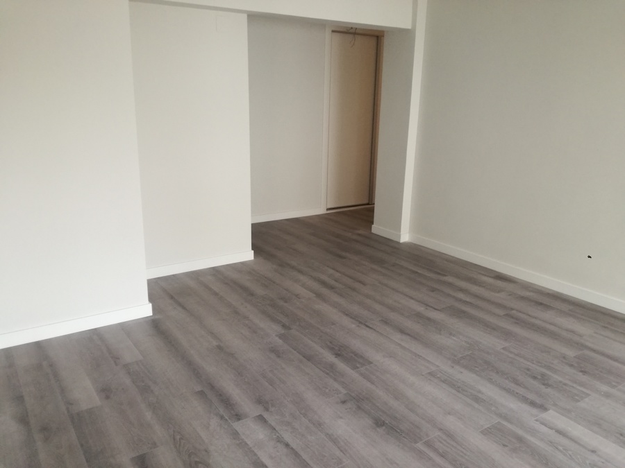 Suelo laminado biselado, rodapie lacado blanco