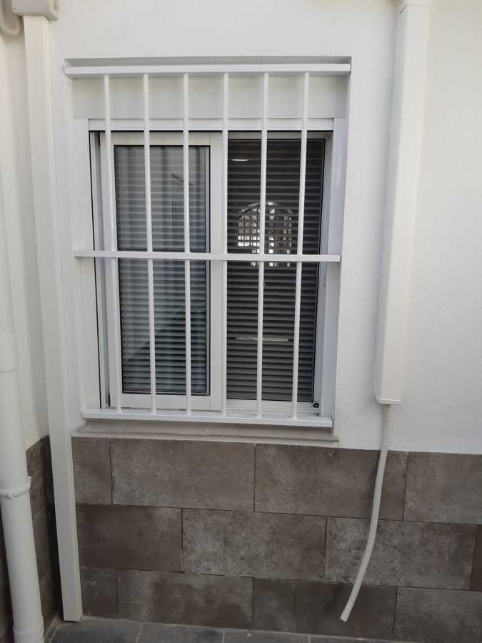 Colocar rejas ventanas en urbanización pedrol