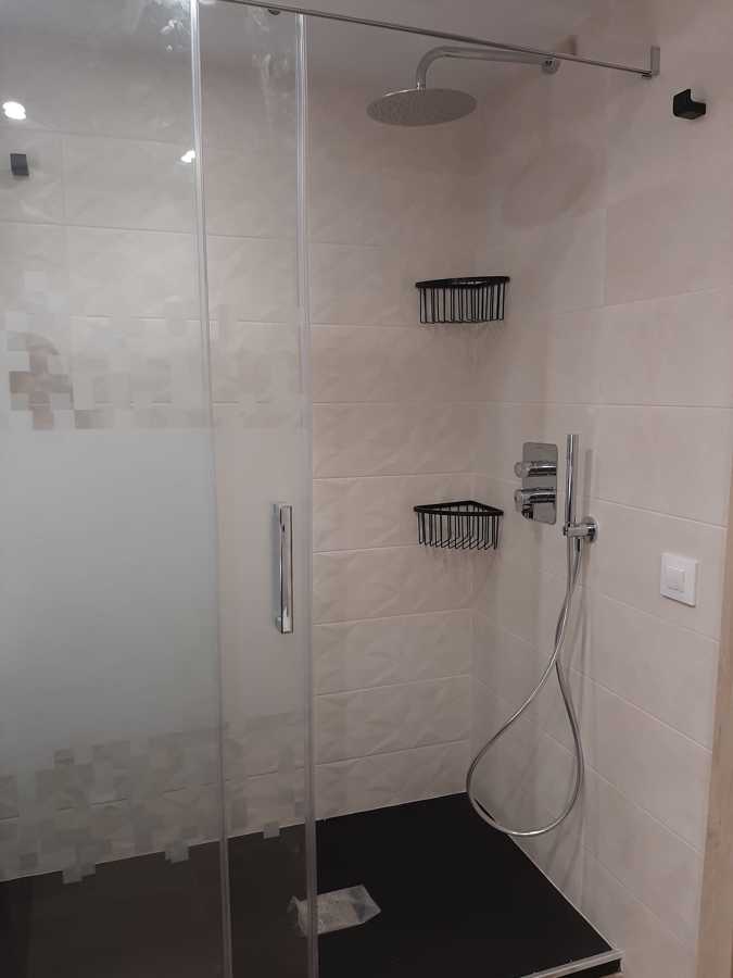 Plato de ducha con mampara serigrafiada