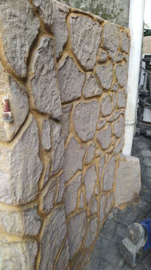 Impreso vertical vaciado imitación piedra