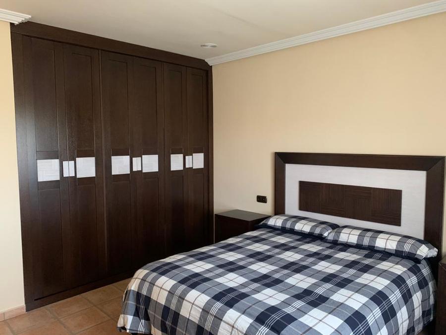 Armario Puertas Batientes en Roble