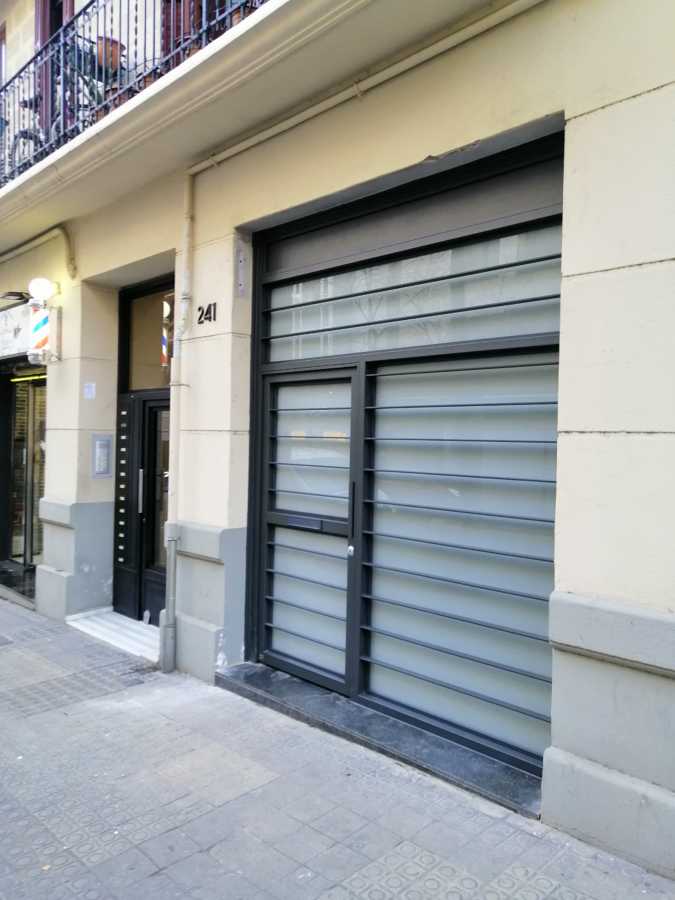 Puerta de hierro y vidrio para local