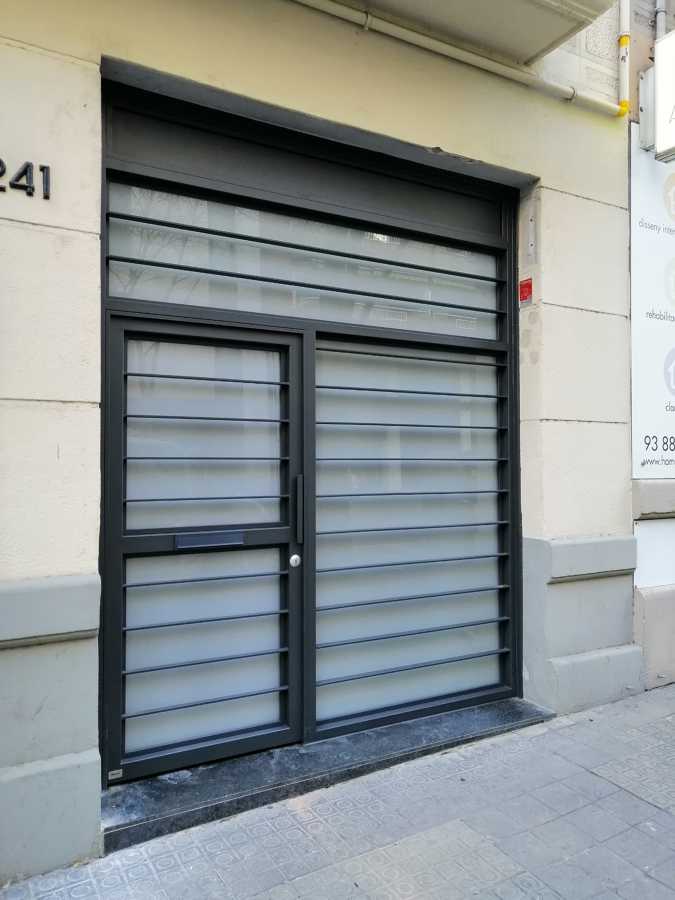 Puerta de hierro y vidrio para local