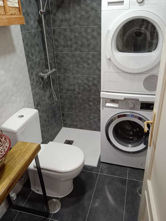 Reforma baño integrando lavadora y secadora