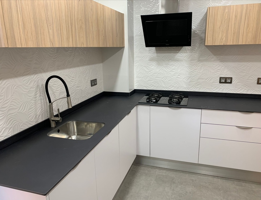 Modelo Blanco Suede con encimera porcelánica negro mate.