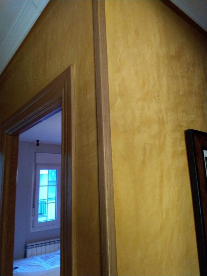 Estuco color ocre en pasillo