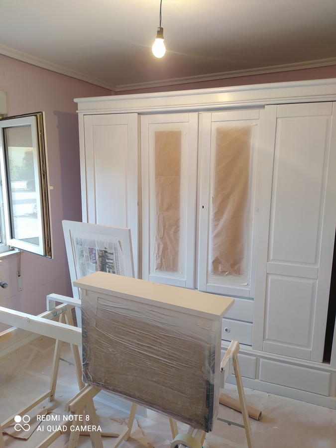 Muebles de habitaciones pintados en blanco satinado