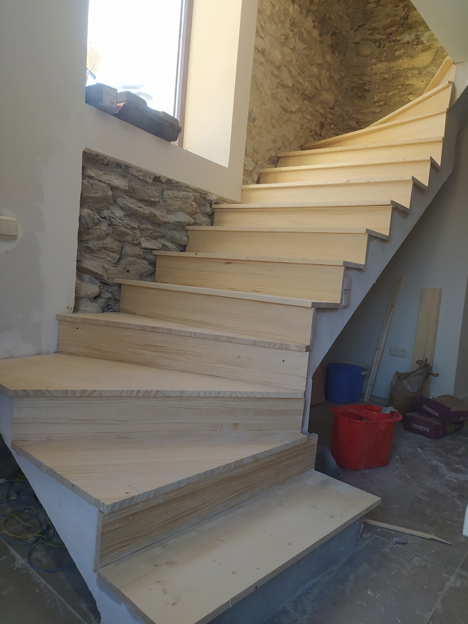 Escalera de concreto revestida con madera