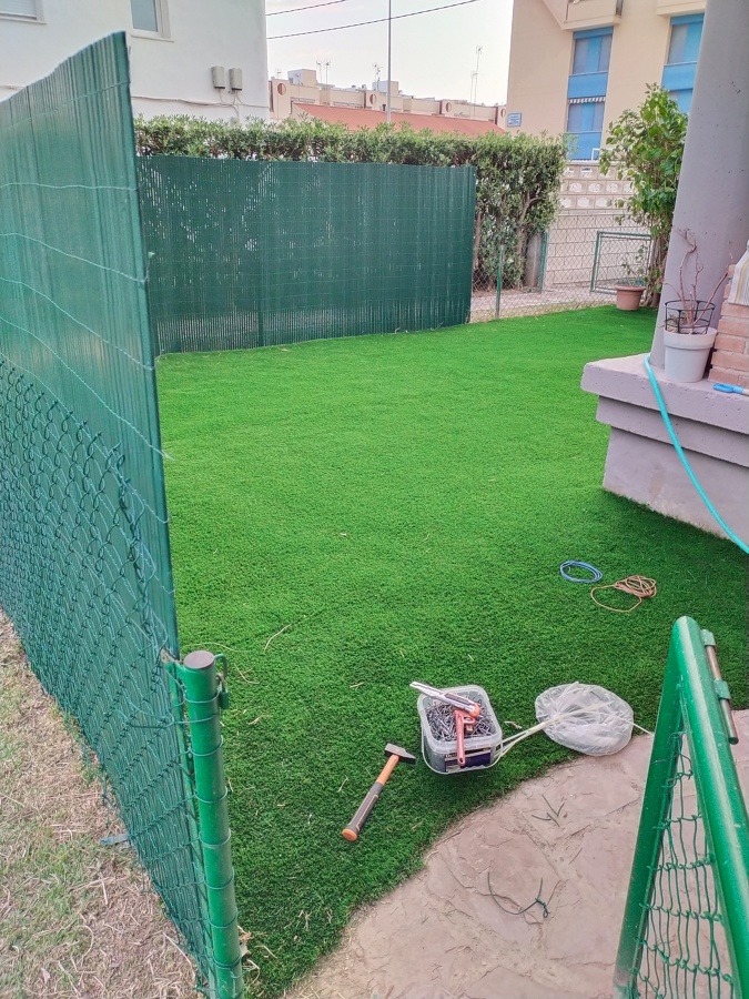 Instalación de césped artificial en adosado