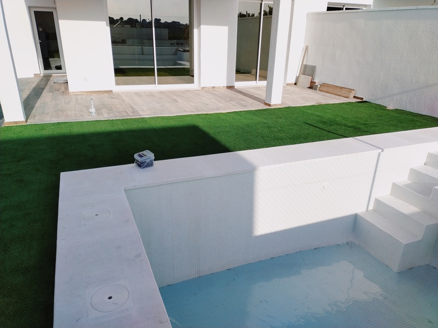 Instalación césped en bungalow