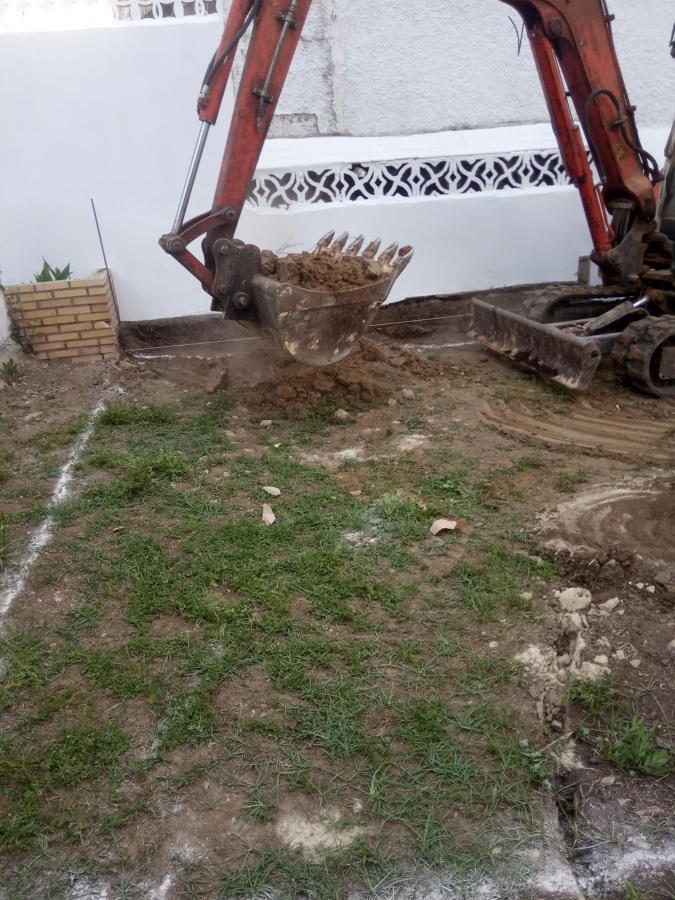 Piscina, nivelación del terreno y arreglo jardín.