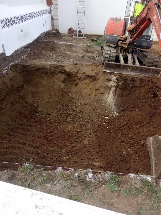Piscina, nivelación del terreno y arreglo jardín.