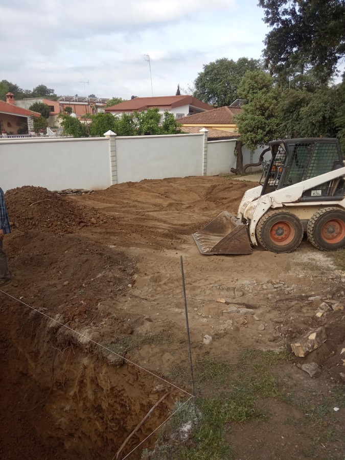 Piscina, nivelación del terreno y arreglo jardín.