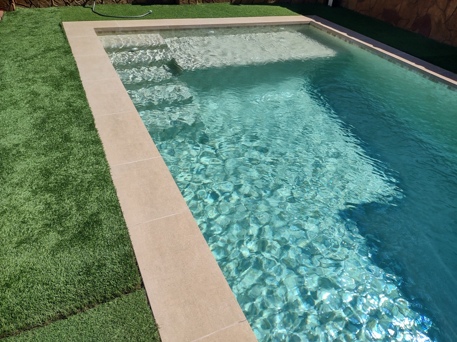 Piscina con coronación porcelánica beige y gresite Hisbalit Aqualuxe Mallorca en formato 4x4.