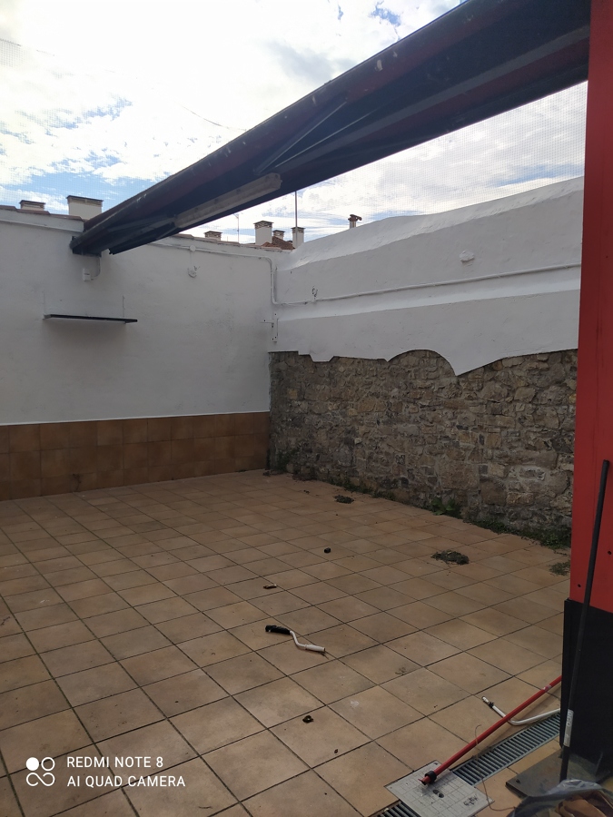 Terraza de bar pintada en blanco