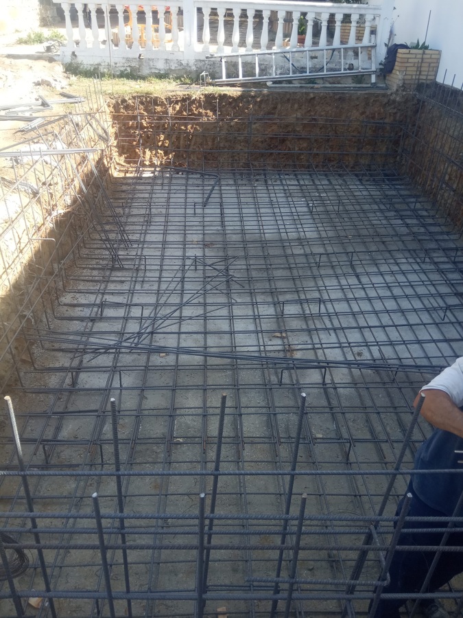 Piscina, nivelación del terreno y arreglo jardín.